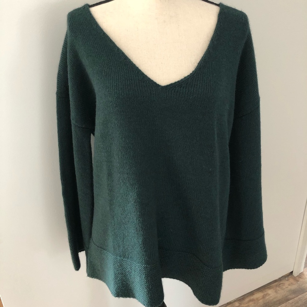 Rue 8isquit green v-neck alpaca sweater Xs/S